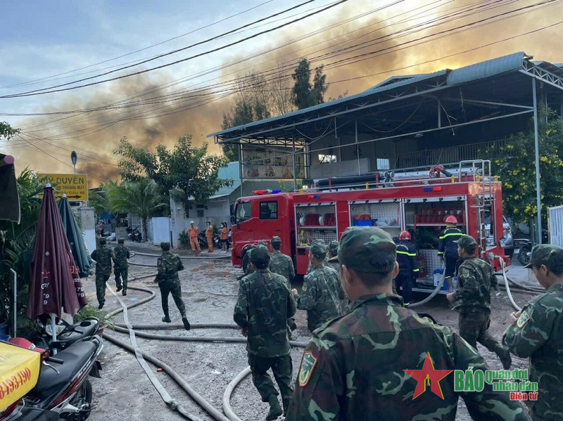 LLVT tỉnh Bình Thuận: Tham gia chữa cháy tại khu sửa chữa tàu thuyền Phú Hài